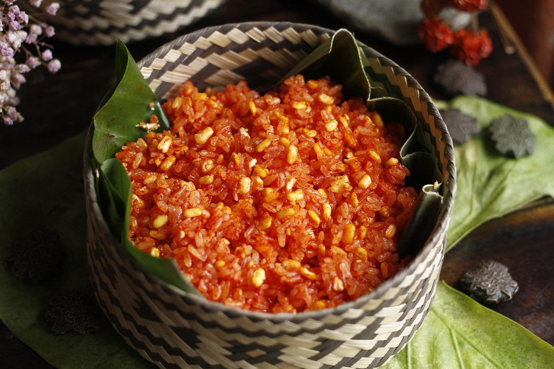 The presence of xoi gac is a customary requirement in Vietnamese weddings, symbolizing good fortune and completeness